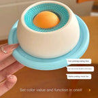 Chat jouant avec son distributeur de croquettes ludique