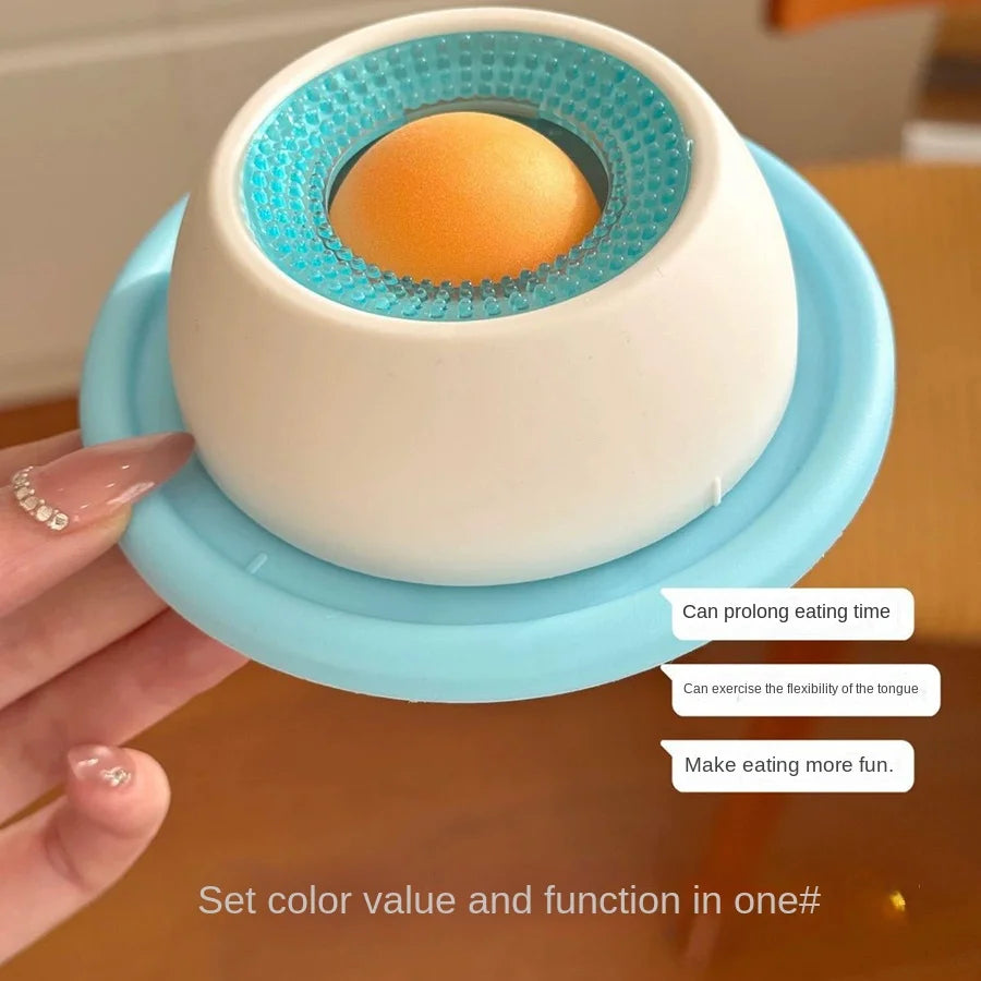 Chat jouant avec son distributeur de croquettes ludique