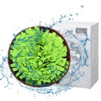 Chiot reniflant son tapis de fouille en feutre