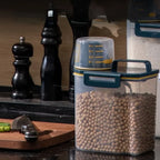 Boîte à croquettes hermétique avec tasse doseuse vue d'ensemble